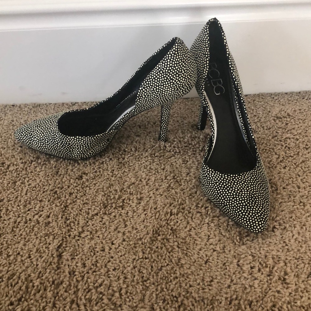 Black and white BCBG pumps